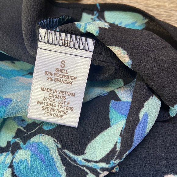 2/$20 Flower Blouse - Picture 4 of 4